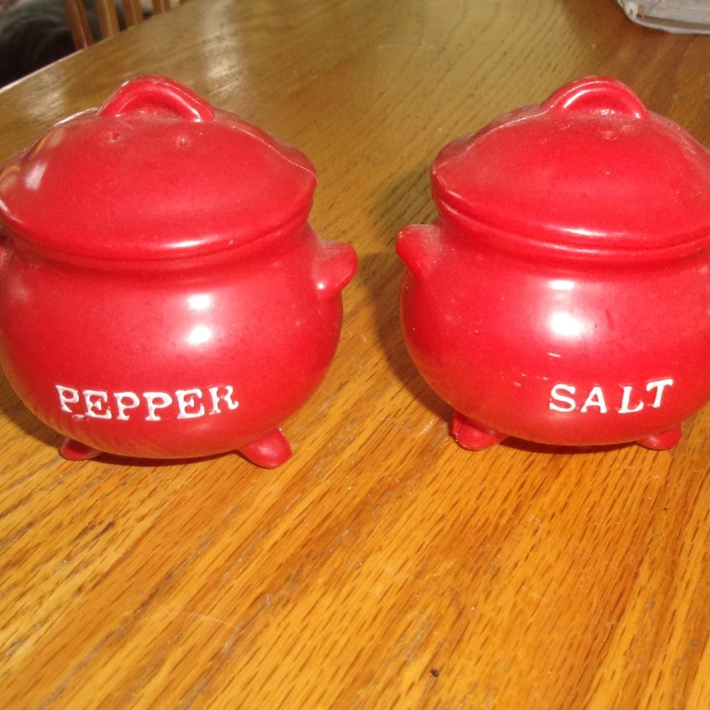 Salt pepper shakers set red kettles plastic